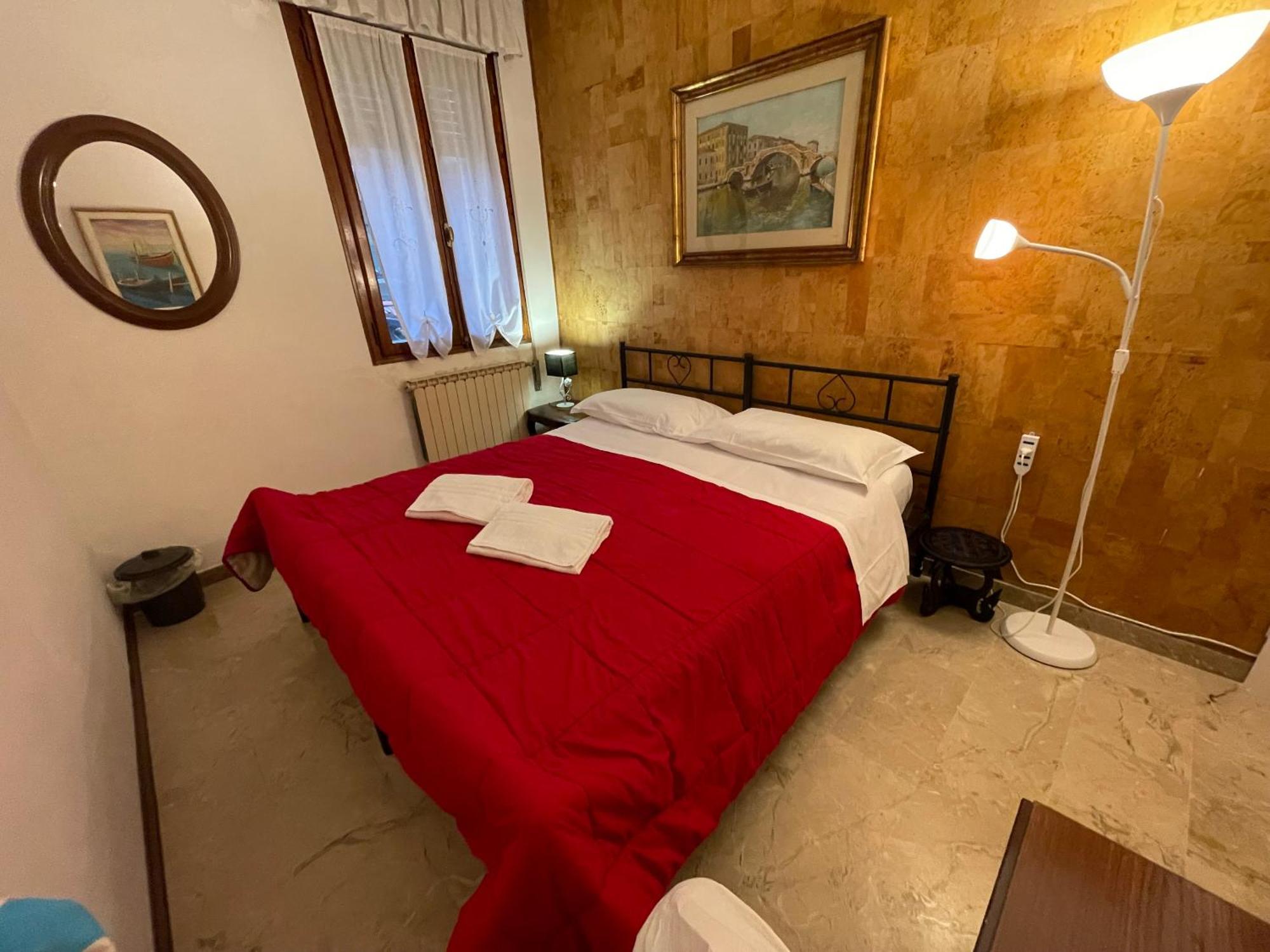Liebeshotel Lovenice Center *